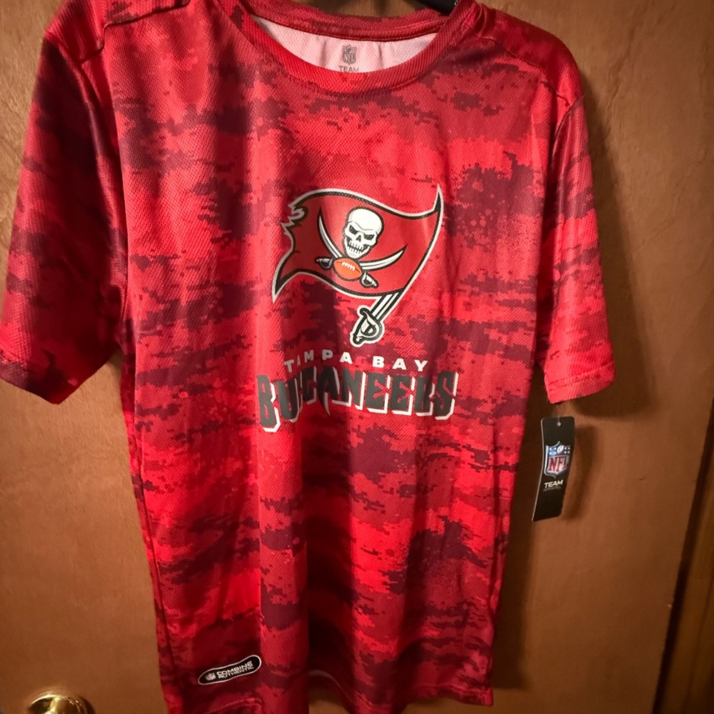 NFL Team Apparel Red Camouflage Tampa Bay Buccaneers Shirt Size 18/20